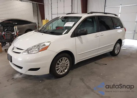 2010 Toyota Sienna Le z USA, uszkodzony, nr VIN 5TDKK4CC9AS319475